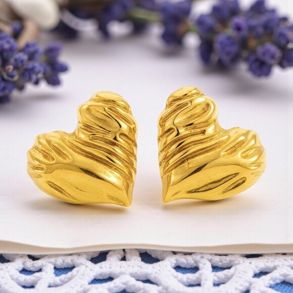 🆕️18K Gold Plated Stainless Steel Minimalist Textured Heart Stud Earrings - Picture 1 of 10